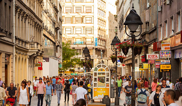 calle comercial de belgrado, de serbia - belgrado serbia fotografías e imágenes de stock