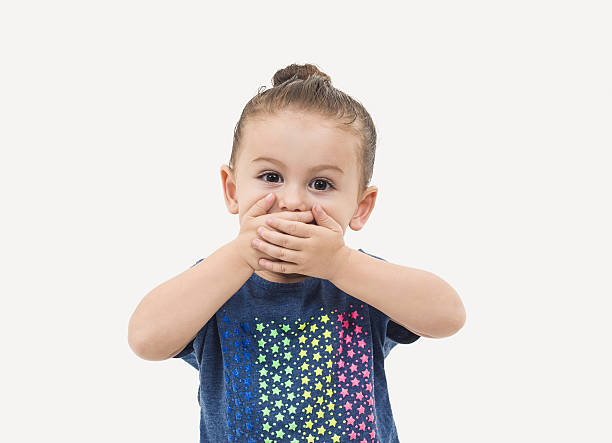 bébé fille devant la bouche avec les mains sur fond blanc - gasping color image hands covering mouth staring photos et images de collection