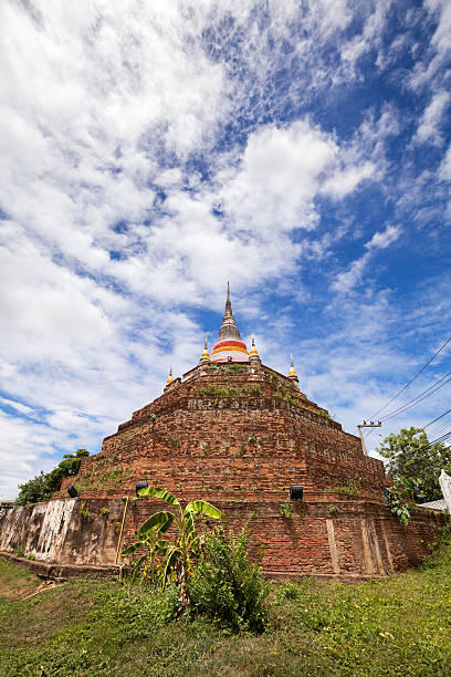 templo na tailândia é chamado wat ratchaburana, phitsanulok - ratchaburana - fotografias e filmes do acervo