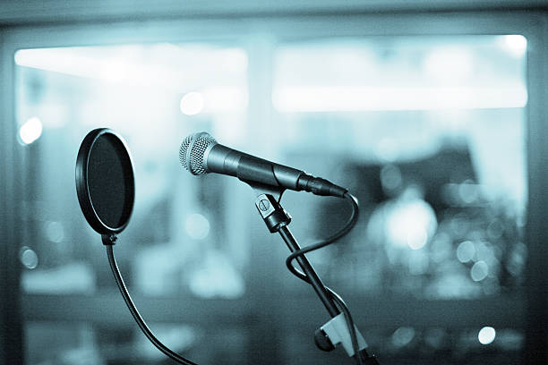 scudo pop e microfono in studio di registrazione - voice over foto e immagini stock