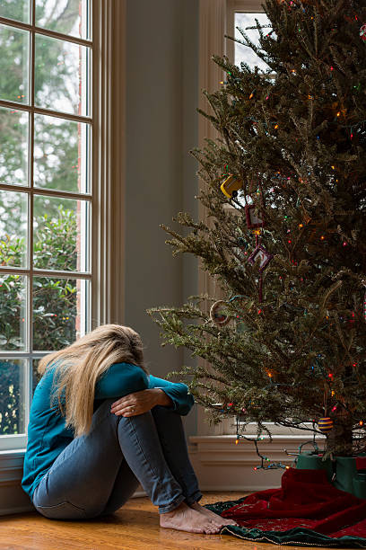 Donna con un albero di Natale - foto stock