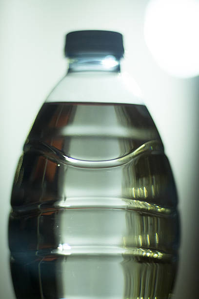 plástico botella de agua en la noche - water bottle water bottle drink fotografías e imágenes de stock
