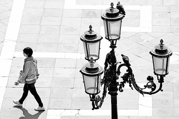 touristen in piazza san marco und venedig - rush hour commuter shadow focus on shadow stock-fotos und bilder