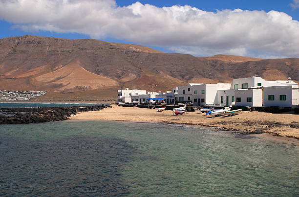 hiszpania wyspy kanaryjskie, lanzarote, famara beach. - famara zdjęcia i obrazy z banku zdjęć