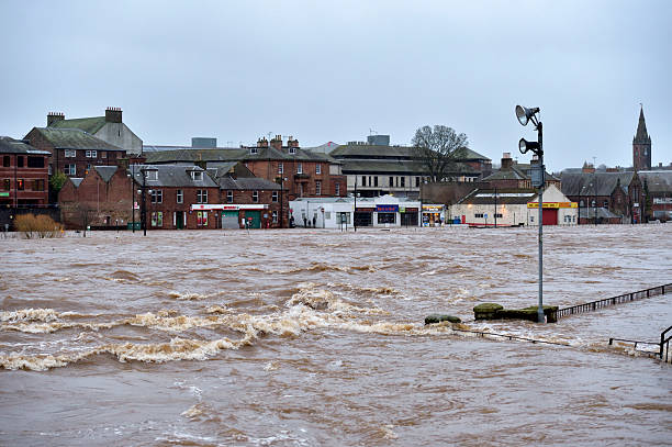 inverno inondazioni la città scozzese di dumfries. - dumfries and galloway foto e immagini stock