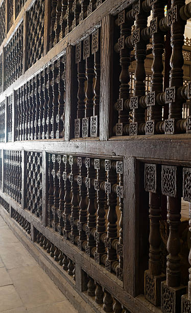 une décoration en bois interleaved (arabisk) dans une ville historique, la mosquée - cairo mosque egypt inside of photos et images de collection