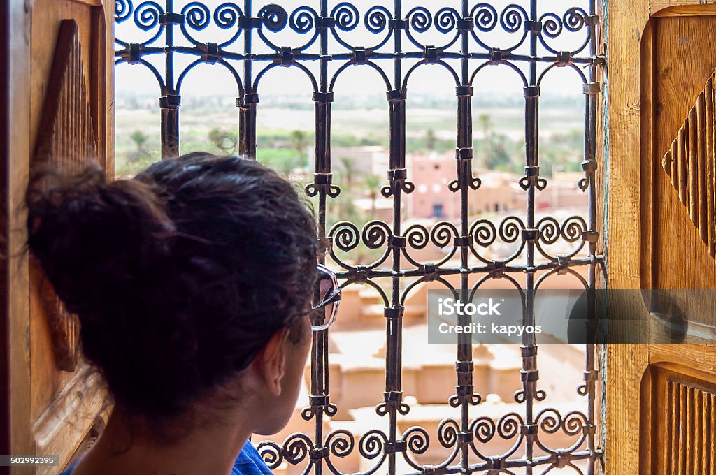 창 밖을 여자 - 로열티 프리 사람들 스톡 사진