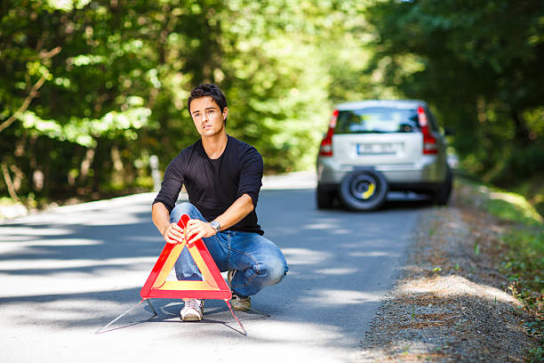 bonito jovem com seu carro quebrado para baixo - heat effort emotional stress business imagens e fotografias de stock