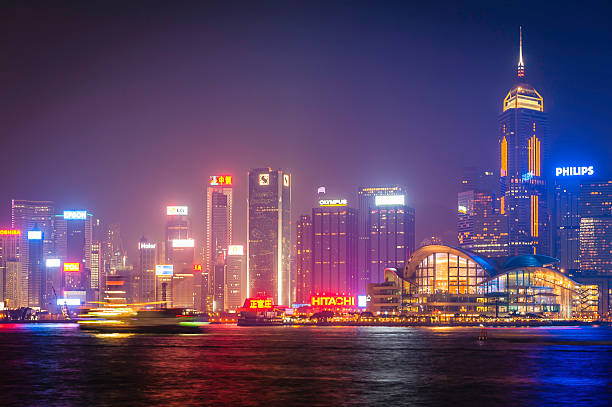 неоновый свет уточняющей футуристический город небоскребов гавани hong kong, china - admiralty bay стоковые фото и изображения