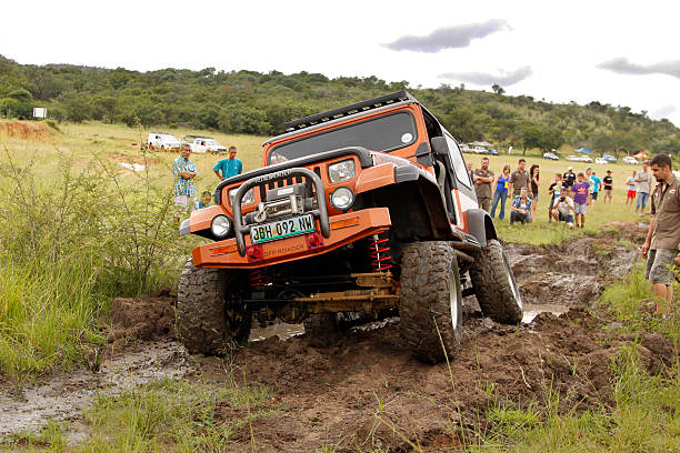 クラッシュベーシュジープラングラーオフ roader v 8 ジュース crossing 障害泥 - off road vehicle 4x4 jeep mud ストックフォトと画像