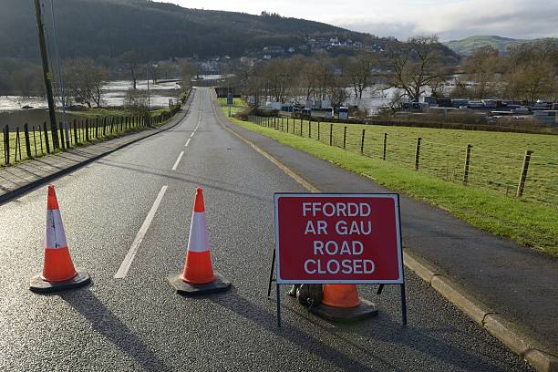 inundações causas estrada encerramento em corwen - dee river river denbighshire wales imagens e fotografias de stock