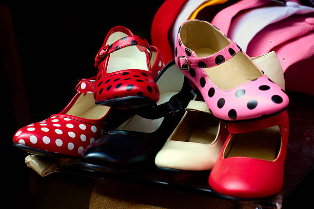 zapatos de flamenco - polka dot teenage girls female teenager fotografías e imágenes de stock