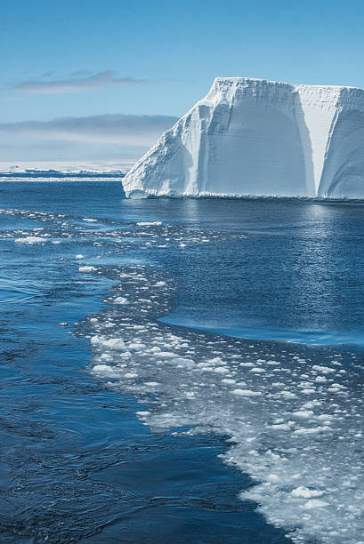 iceberg tabulare ghiaccio e del mare, il suono antartico - rough antarctica wintry landscape south pole foto e immagini stock