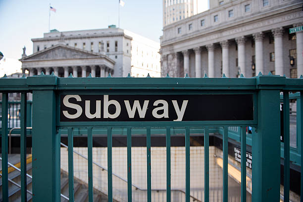 nowym jorku metra wejście - subway station new york city staircase manhattan zdjęcia i obrazy z banku zdjęć