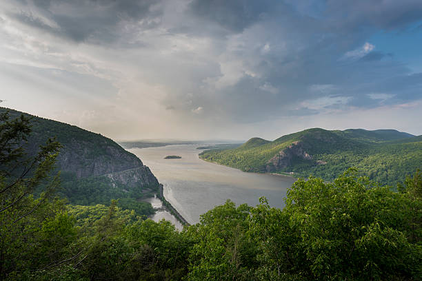 río hudson, con storm king y un abrir y cerrar ridge mountains - beacon fotografías e imágenes de stock