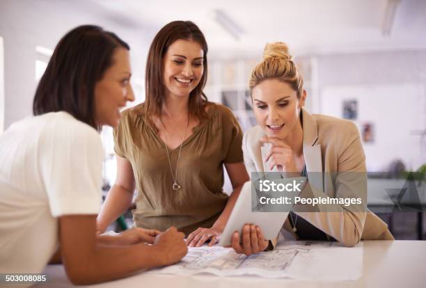 Sich Einige Designinspiration Stockfoto und mehr Bilder von Arbeiten - Arbeiten, Arbeitskollege, Arbeitsstätten