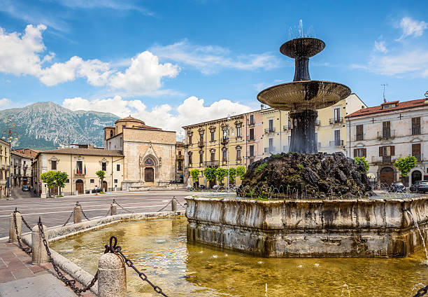 Fuente en Piazza Garibaldi, Sulmona Abruzzi Italia - foto de stock