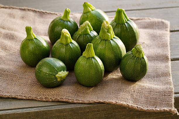 courgette ou courgettes - zukini photos et images de collection