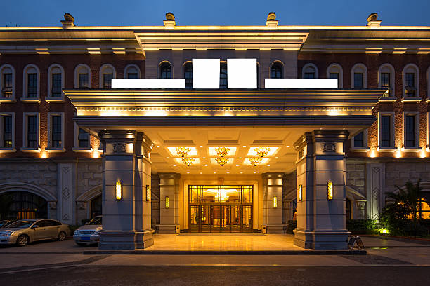 entrance of luxury hotel - ingooien-fotos stockfoto's en -beelden
