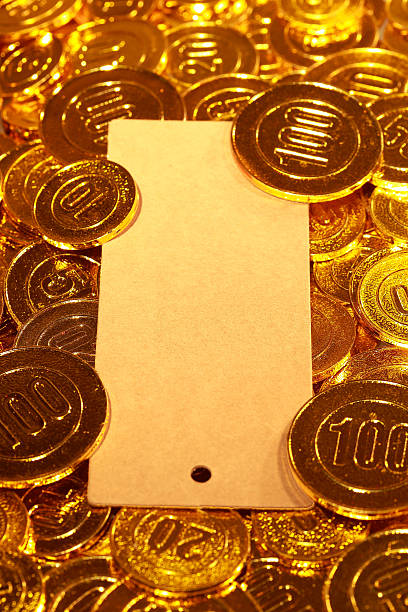 papel e cartão kraft branqueados postal em moedas de ouro velho - capital letter flash imagens e fotografias de stock