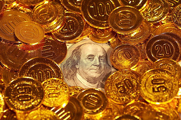 dollar bills à golden pièces heap - number 10 gold business paper currency photos et images de collection