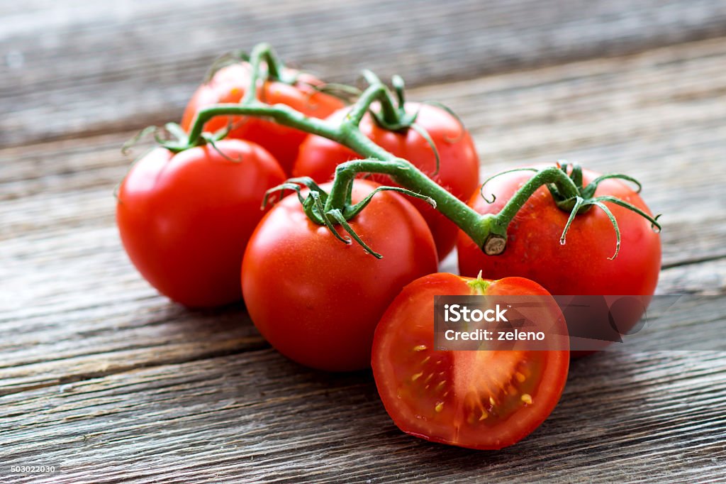 Frische Tomaten auf Holzhintergrund - Lizenzfrei Tomate Stock-Foto