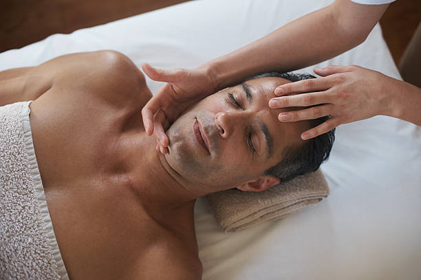 per il massaggio settimanale - massaging spa treatment health spa men foto e immagini stock