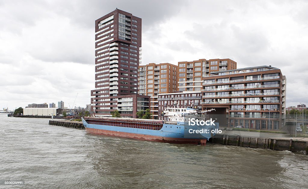 Dutch apartment building, de la ribera del río Mosa - Foto de stock de Acero libre de derechos