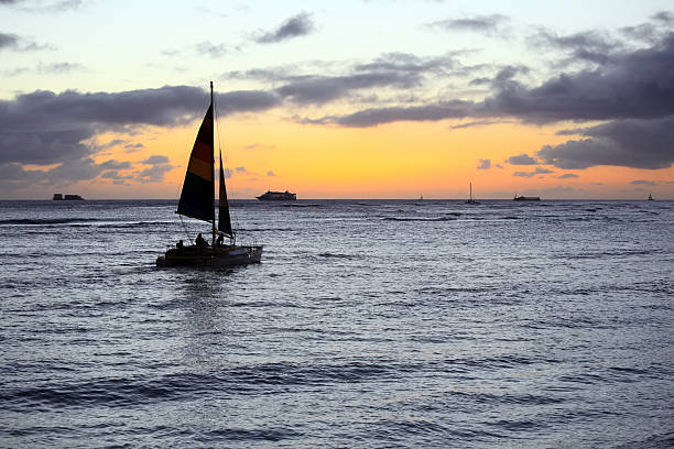 парусный спорт на закате - hawaii islands big island waikiki beach стоковые фото и изображения