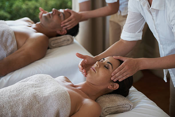 esperti mani - spa treatment health spa massaging couple foto e immagini stock