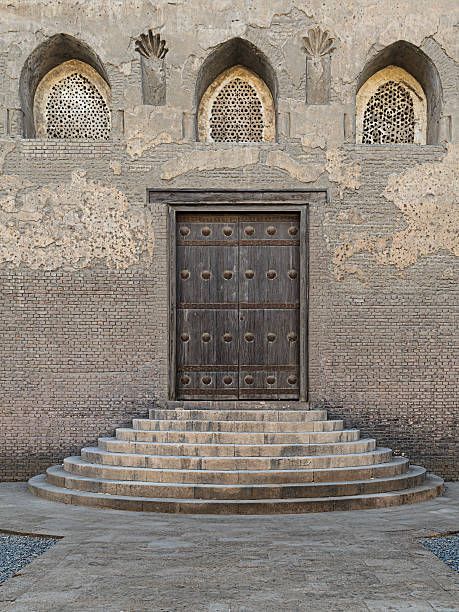 uma das portas da mesquita de ibn tulun - courtyard arch arabic style cairo - fotografias e filmes do acervo