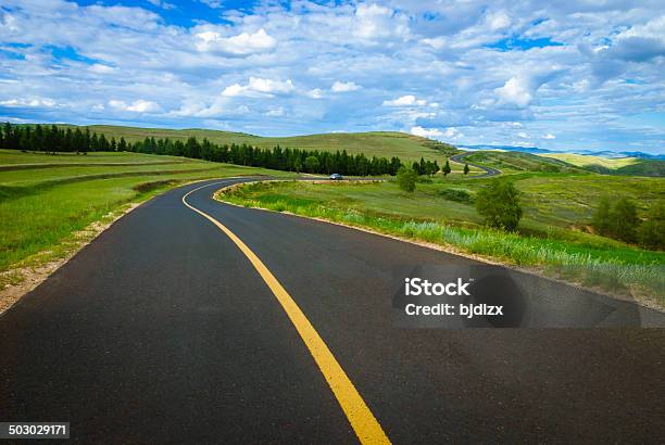 Prado E Estrada Secundária - Fotografias de stock e mais imagens de Alfalto - Alfalto, Azul, Beleza natural