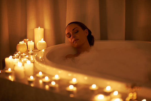 ambiente de relaxamento sublime - bathtub women relaxation bathroom - fotografias e filmes do acervo