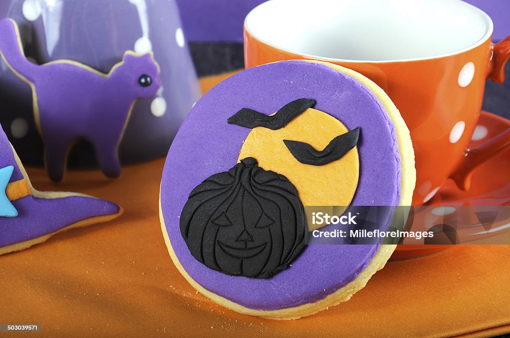 Happy Halloween trick Faites Violet et orange cookie gros plan - Photo de Aliment libre de droits