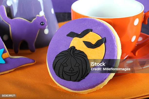 Photo libre de droit de Happy Halloween Trick Faites Violet Et Orange Cookie Gros Plan banque d'images et plus d'images libres de droit de Aliment