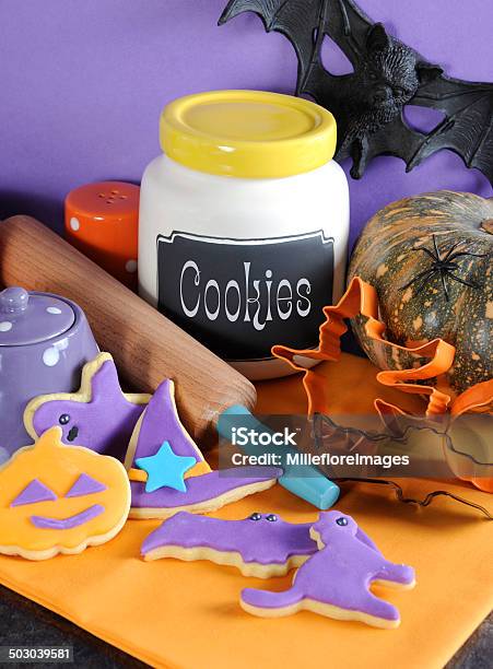 Happy Halloween Z Fioletowym I Pomarańczowy Pliki Cookie Z Wałek Do Ciasta - zdjęcia stockowe i więcej obrazów Bez ludzi