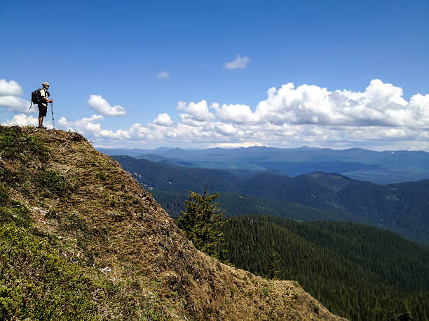 mann wandern - mountain mountain peak oregon on top of stock-fotos und bilder