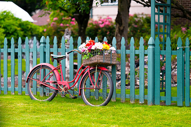 vieux vélo vintage avec panier de fleurs dans la zone de récupération - bicycle ornamental garden flower formal garden photos et images de collection