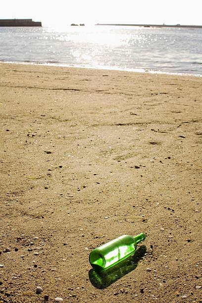 бутылка на пляже - soledad стоковые фото и изображения