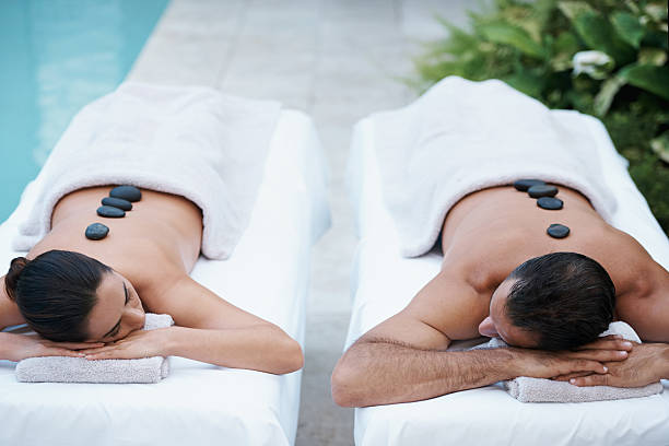 pokój relaks i osobę do ulubionych - health spa couple spa treatment towel zdjęcia i obrazy z banku zdjęć