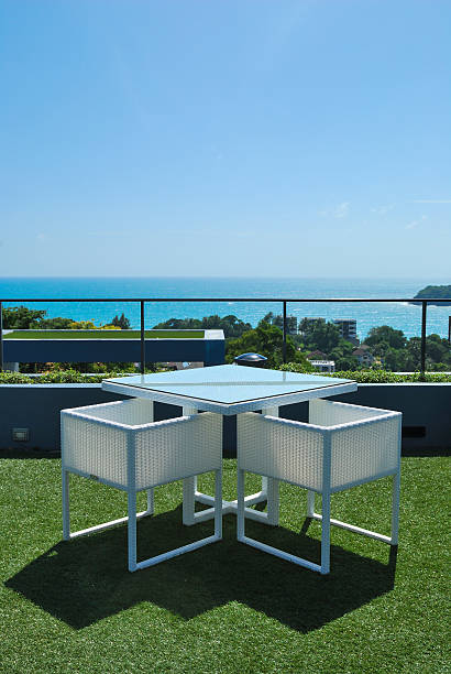 terrazza lounge con poltrone in rattan bianco in un resort di lusso - holizontal foto e immagini stock