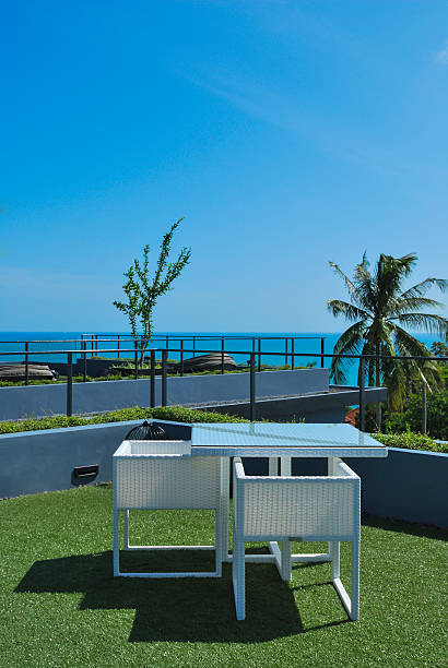 terrace lounge com poltronas de rattan branco em um resort de luxo - holizontal - fotografias e filmes do acervo