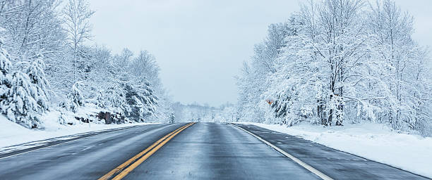 vista panorámica de la velocidad de invierno carretera en blizzard rural - road street sign slippery fotografías e imágenes de stock
