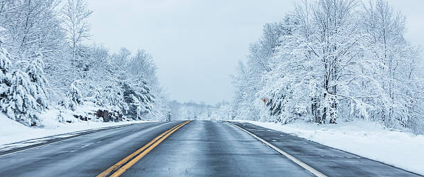 saltando panoramica sulla campagna autostrada inverno blizzard - road street sign slippery foto e immagini stock