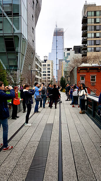 menschen fotografieren high line park, chelsea, new york city - caucasian three dimensional shape men sky stock-fotos und bilder