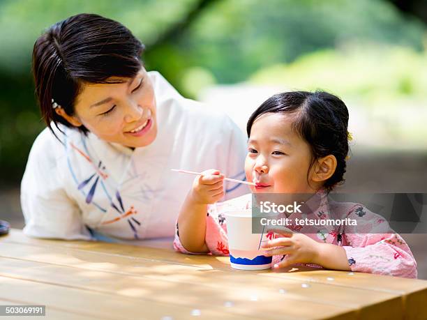 Menina E Mãe - Fotografias de stock e mais imagens de Ao Ar Livre - Ao Ar Livre, Asiático e indiano, Capitais internacionais