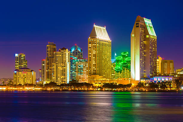 サンディエゴの街並み、カリフォルニア州、アメリカ） - night downtown district north america san diego california ストックフォトと画像