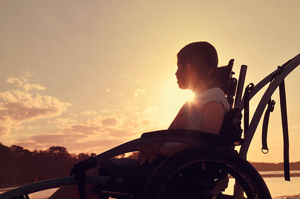 adolescente en fauteuil roulant - teenage girls blue eyes adolescence teenager photos et images de collection