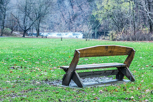 vide isolé sous la pluie en automne parc public banc de musculation réglable - dirty bench empty park photos et images de collection