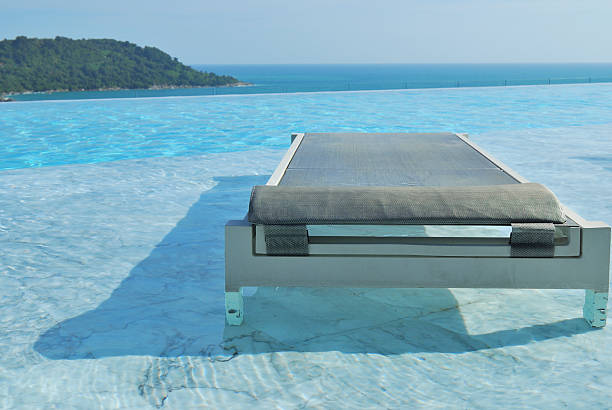 de cadeiras de piscina férias de verão na piscina com vista para o mar - holizontal - fotografias e filmes do acervo